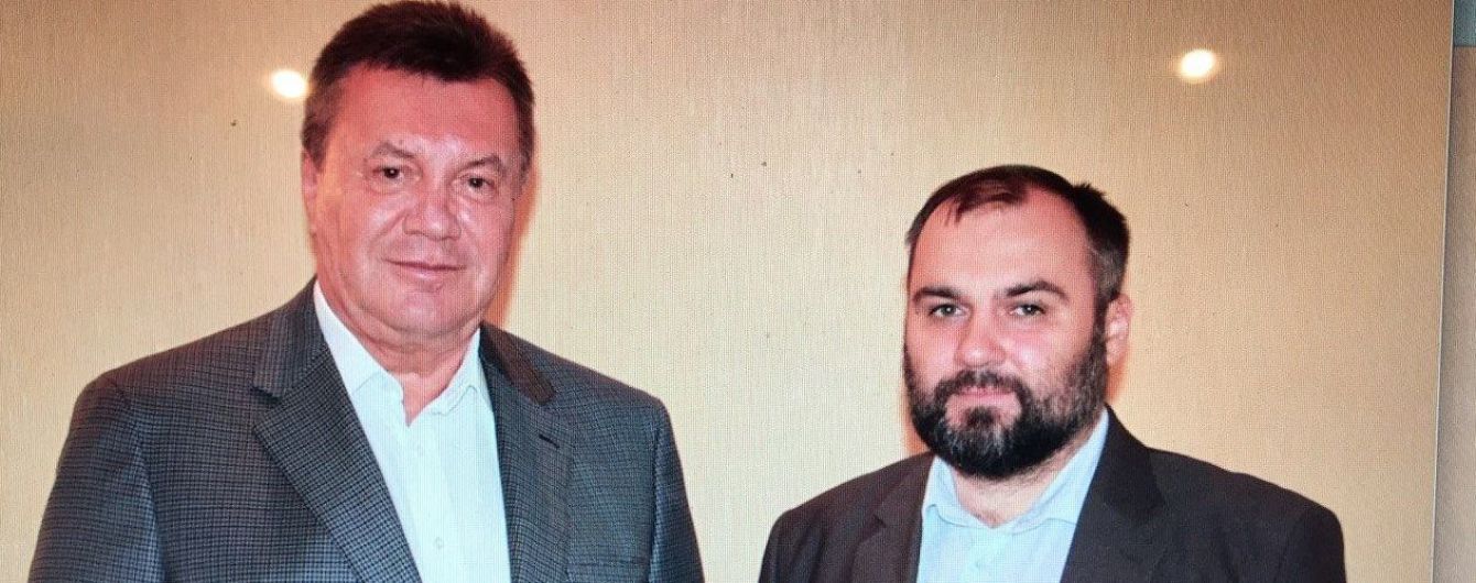 Экс-адвокат Януковича встретился с подзащитным в России и выложил совместное фото