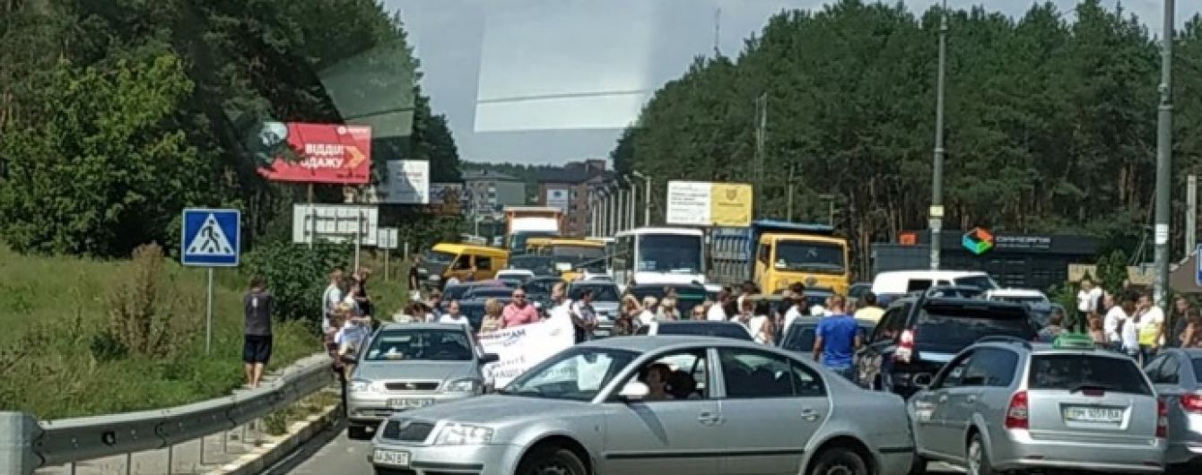 В Ирпене протестующие заблокировали въезд в город