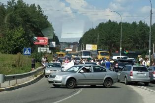 В Ирпене протестующие заблокировали въезд в город