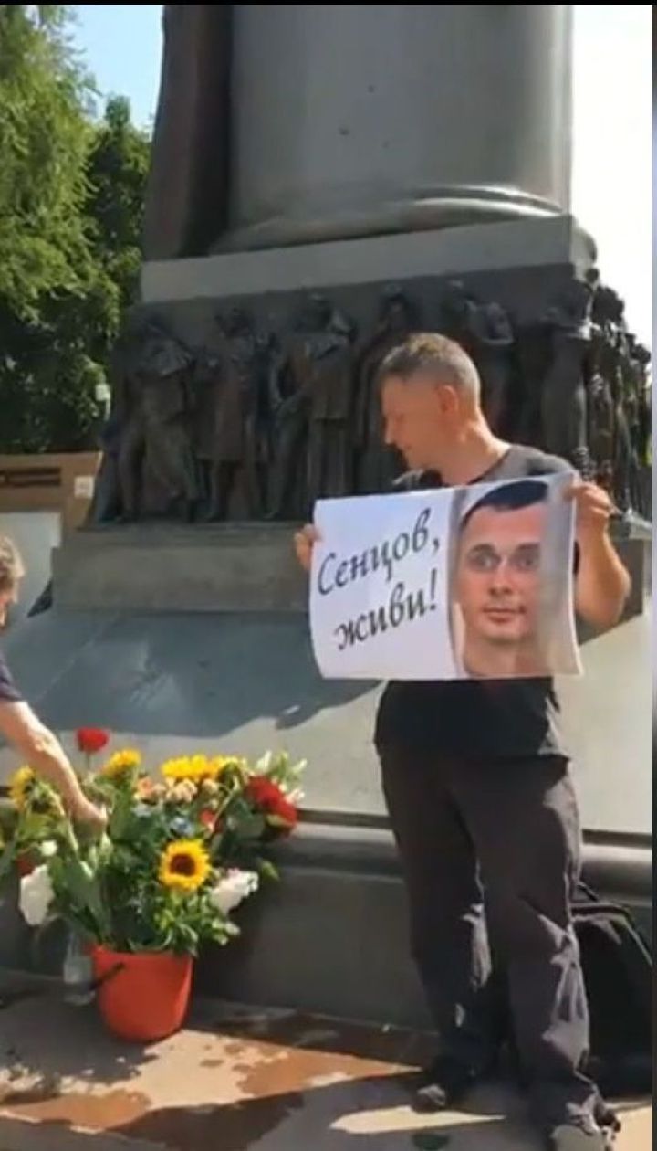 Російський кінокритик влаштував у Москві одиночний пікет на підтримку Сенцова
