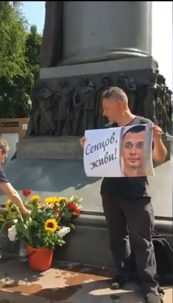 Российский кинокритик устроил в Москве одиночный пикет в поддержку Сенцова