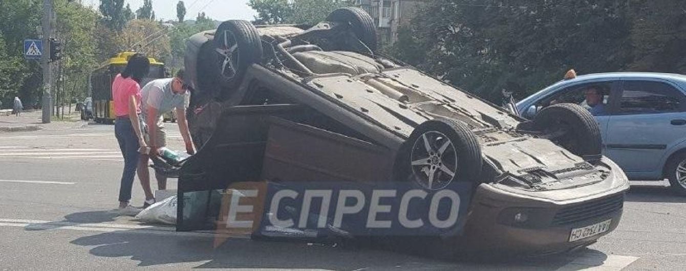 В центре Киева Jaguar мощно протаранил Volkswagen, опрокинув его на крышу
