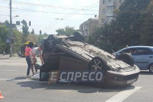 У центрі Києва Jaguar потужно протаранив Volkswagen, перекинувши його на дах