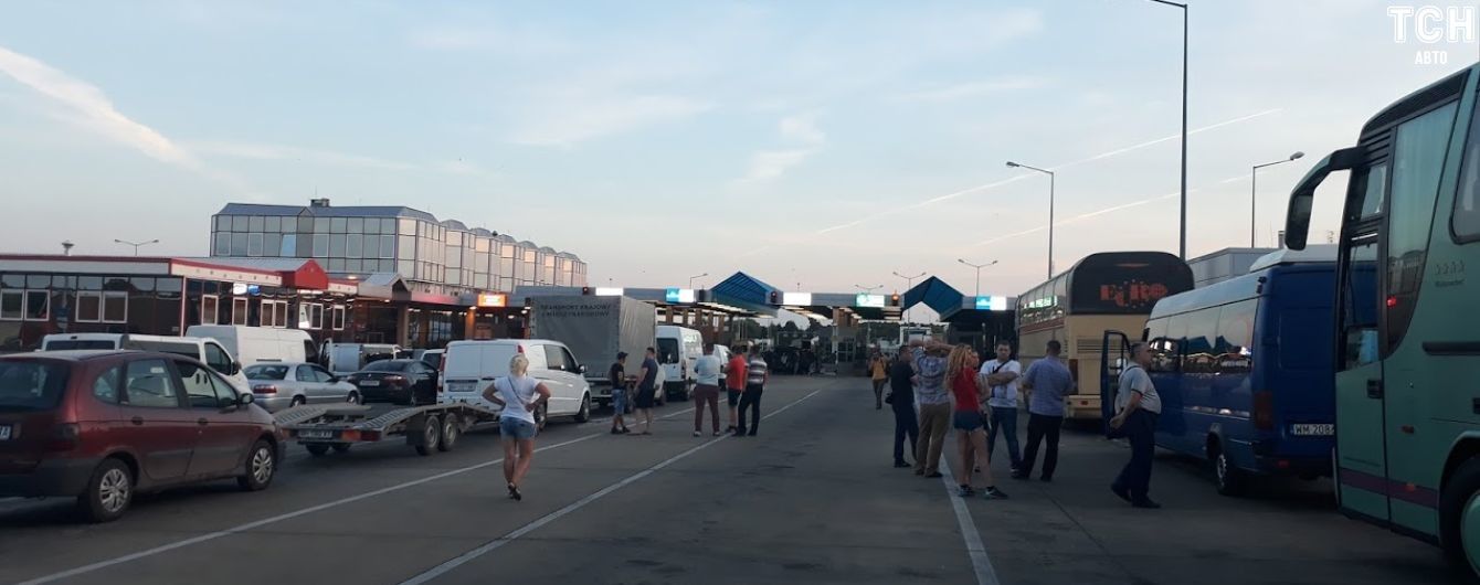 Українсько-польський кордон захлиснули черги із сотень автівок