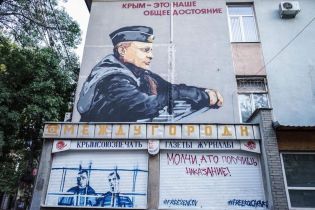 У Криму під муралом з Путіним намалювали Сенцова