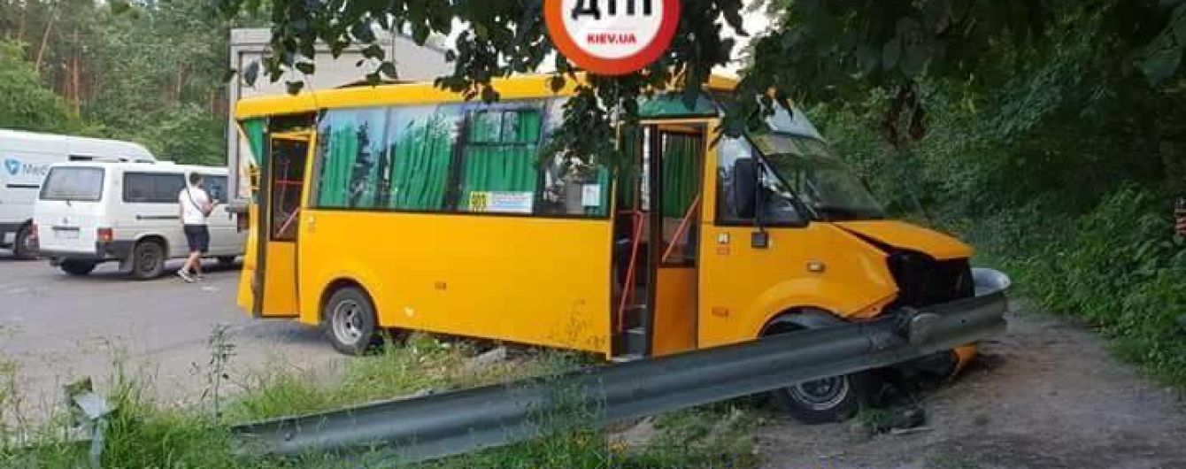 Под Киевом не разминулись фура и маршрутка
