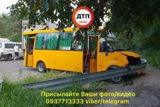 Под Киевом не разминулись фура и маршрутка