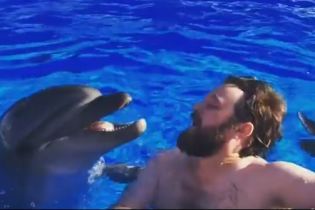 Дзидзьо зацеловал дельфина в бассейне