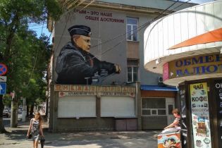В Крыму быстро закрасили изображение Сенцова под муралом с Путиным