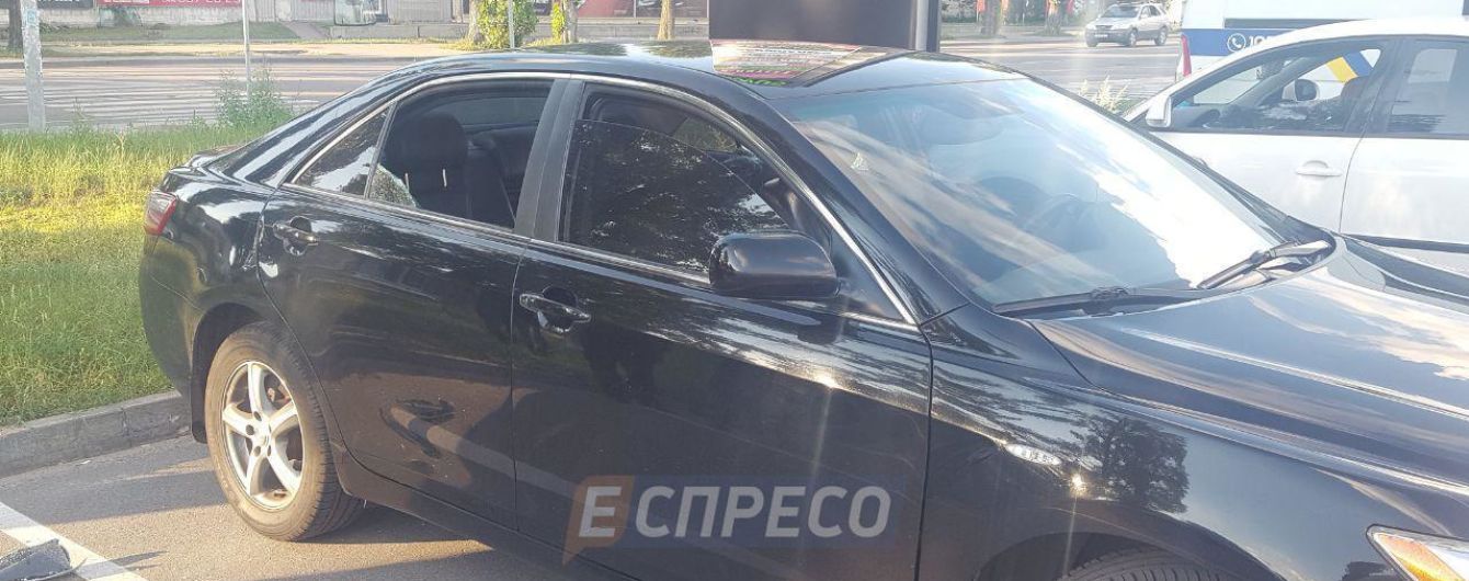 В Киеве обстреляли авто и забрали два миллиона гривен