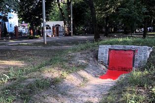У Харкові невідомі облили фарбою пам’ятник героям УПА