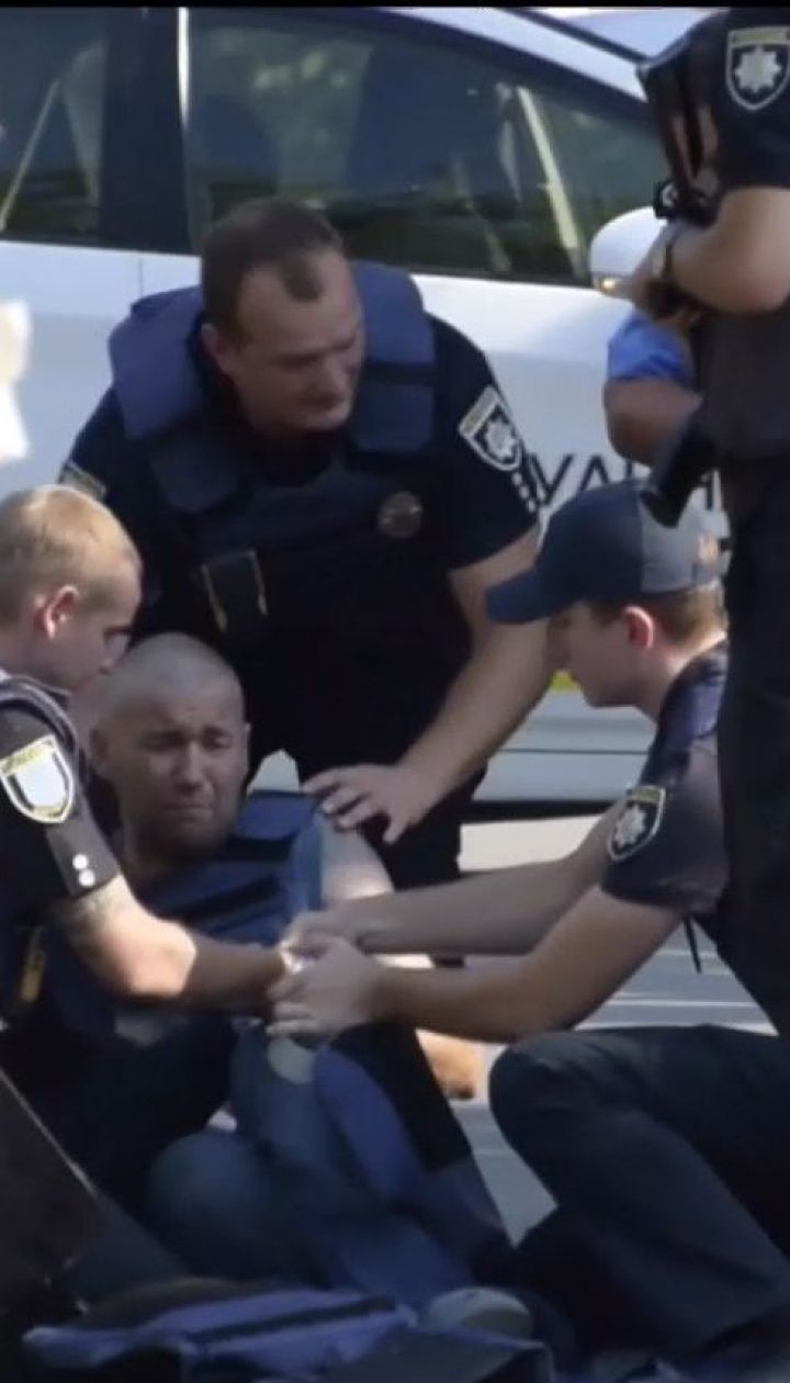 У Дніпрі поліцейський ризикнув власним життям, аби зупинити п'яного чоловіка з гранатою