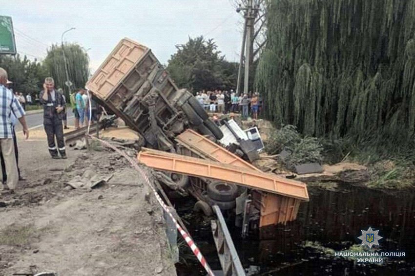 Вантажівка впала у річку