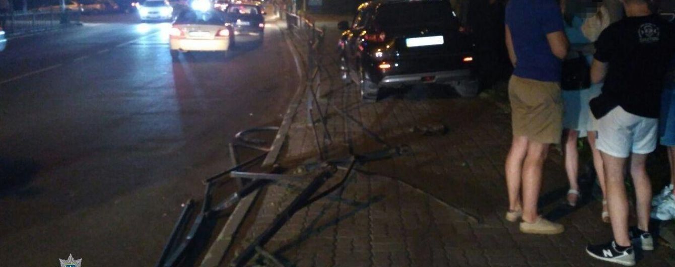 Не стояла на ногах і матюкала копів: у Тернополі на відео зняли п’яну винуватицю ДТП