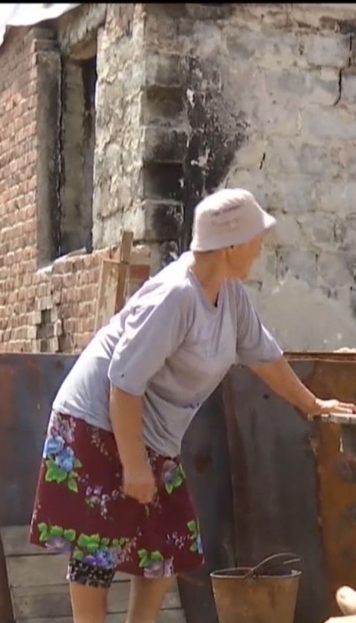 Мешканці напівзруйнованої Миколаївки шукають покинуті будинки, аби пережити там холоди