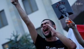 "Путін n*хuі": у Тбілісі пікетували російське представництво в 10-у річницю вторгнення РФ