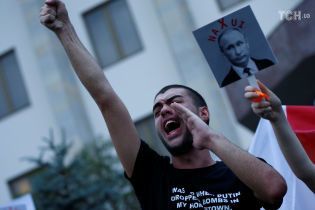 "Путин n*хui": в Тбилиси пикетировали российское представительство в 10-ю годовщину вторжения РФ