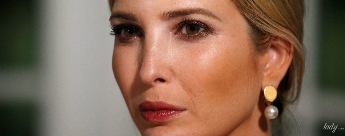 В платье с цветочным принтом и с жемчужными серьгами: Иванка Трамп продемонстрировала нежный образ