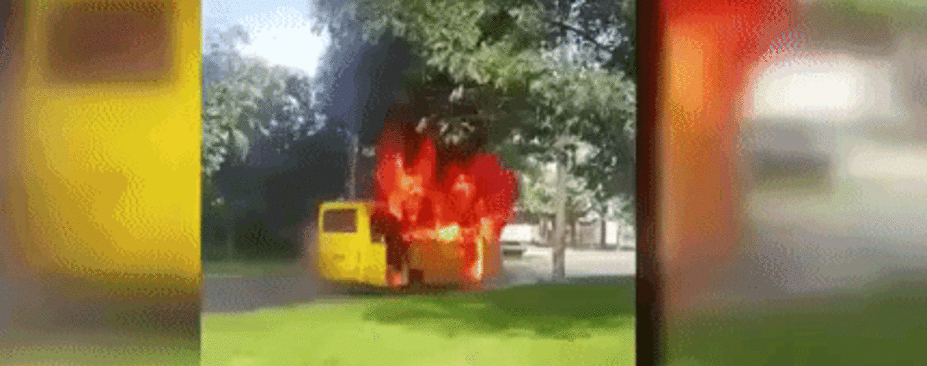 В Чернигове маршрутка загорелась прямо на ходу