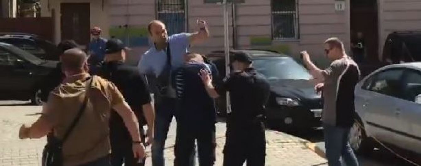 У Львові закидали помідорами антиукраїнського блогера-пропагандиста
