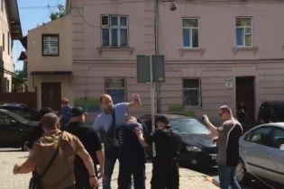 Во Львове забросали помидорами антиукраинского блогера-пропагандиста
