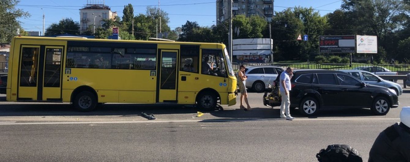 В Киеве маршрутка влетела в кроссовер Subaru