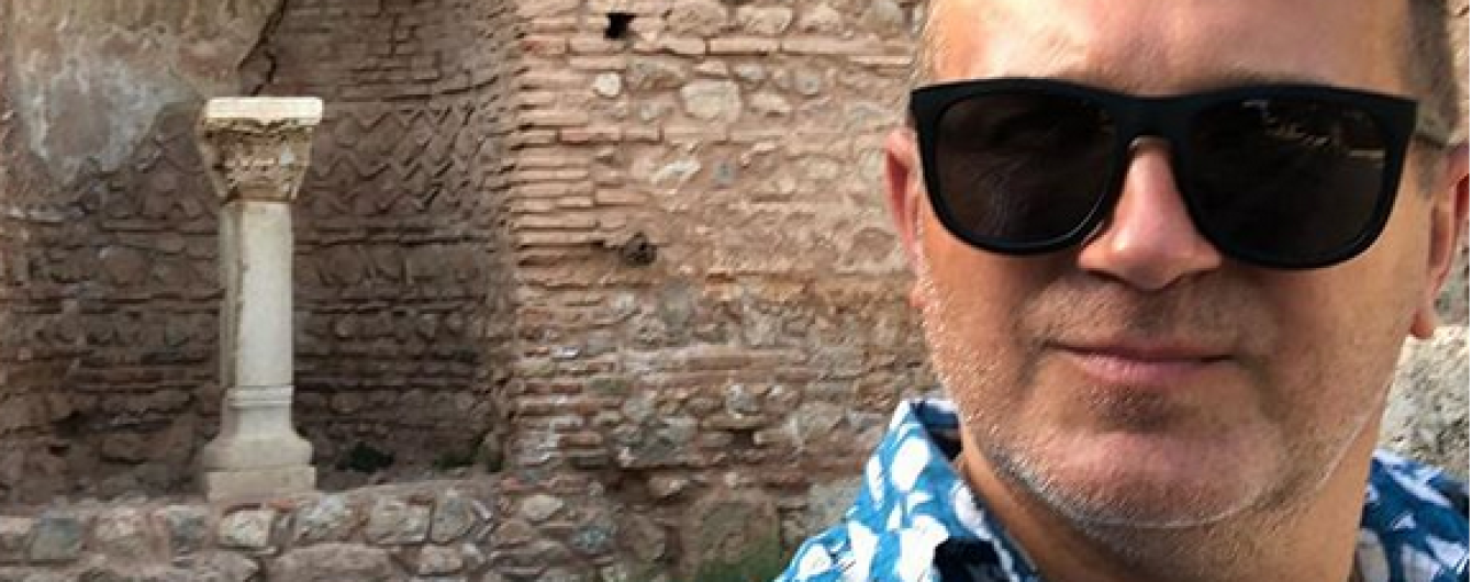 В пестрой рубашке и очках: Юрий Горбунов показал снимки из отпуска