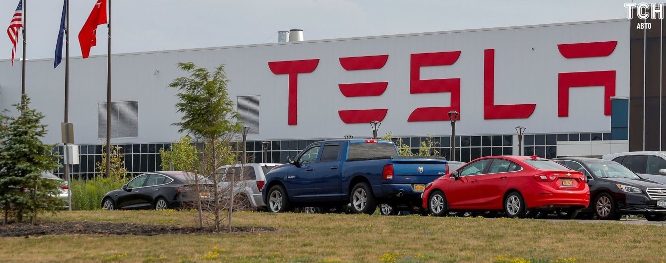 Компанию Tesla кидает один из директоров