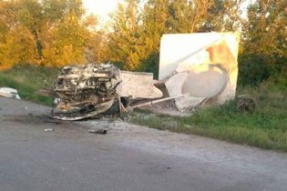 На Полтавщині легковик розтрощив зупинку і перекинувся, водій загинув