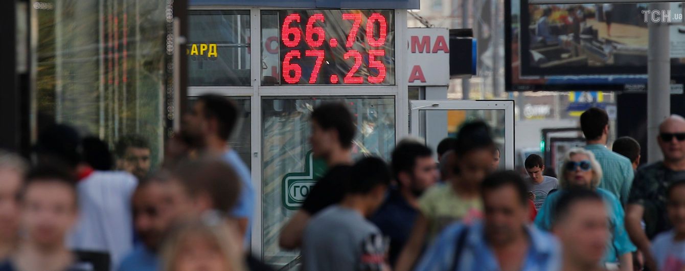 "Чтобы не мозолили глаза". В России запретили показывать курсы валют на уличных табло