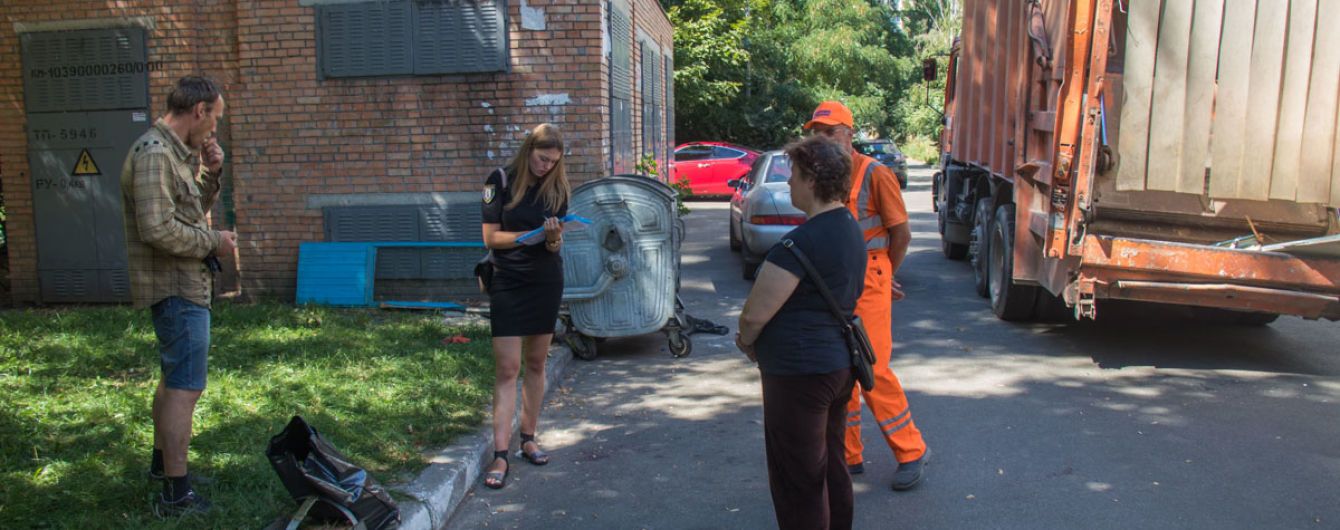 Затянул механизм мусоровоза. В Киеве мужчине оторвало руку