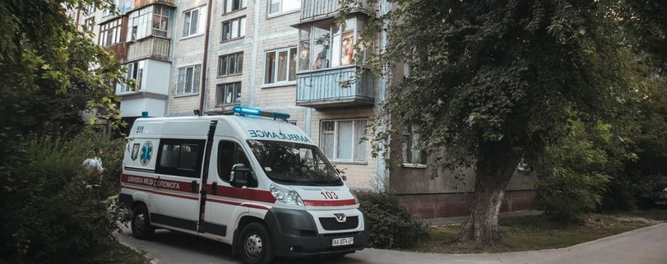 На столичных Нивках с балкона выпал голый неадекватный мужчина