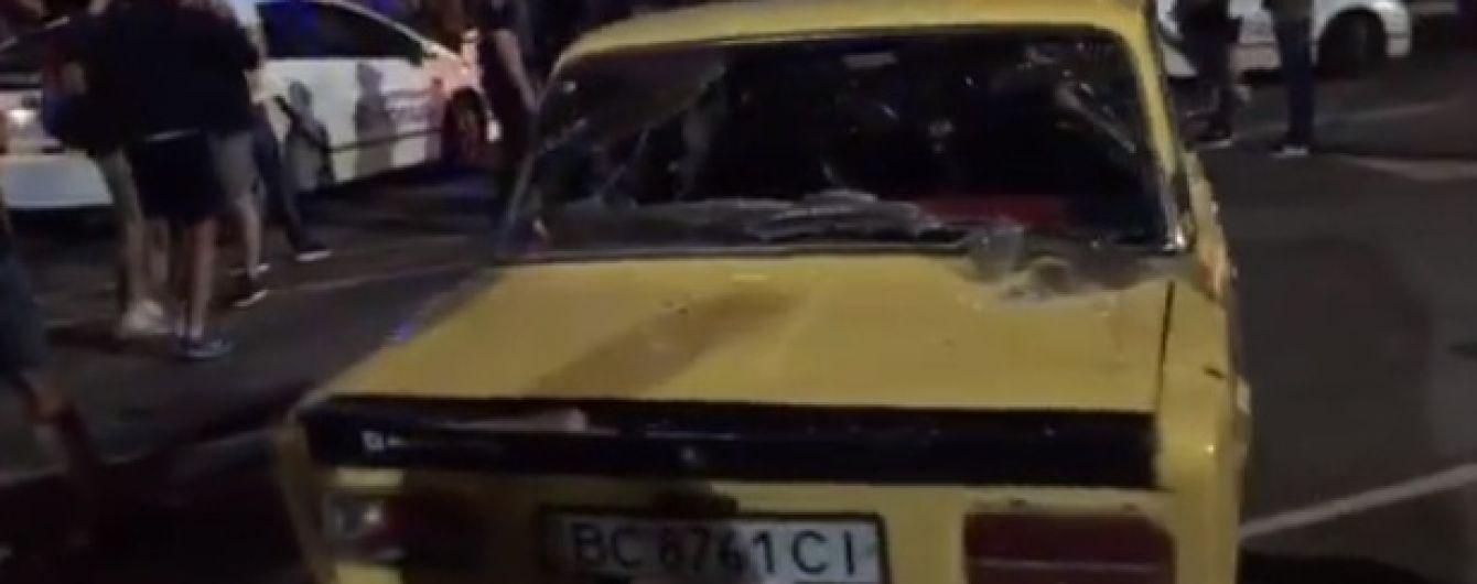 В Ровно дрифтер наехал на полицейского, неизвестные в балаклавах разбили машины участников гонок