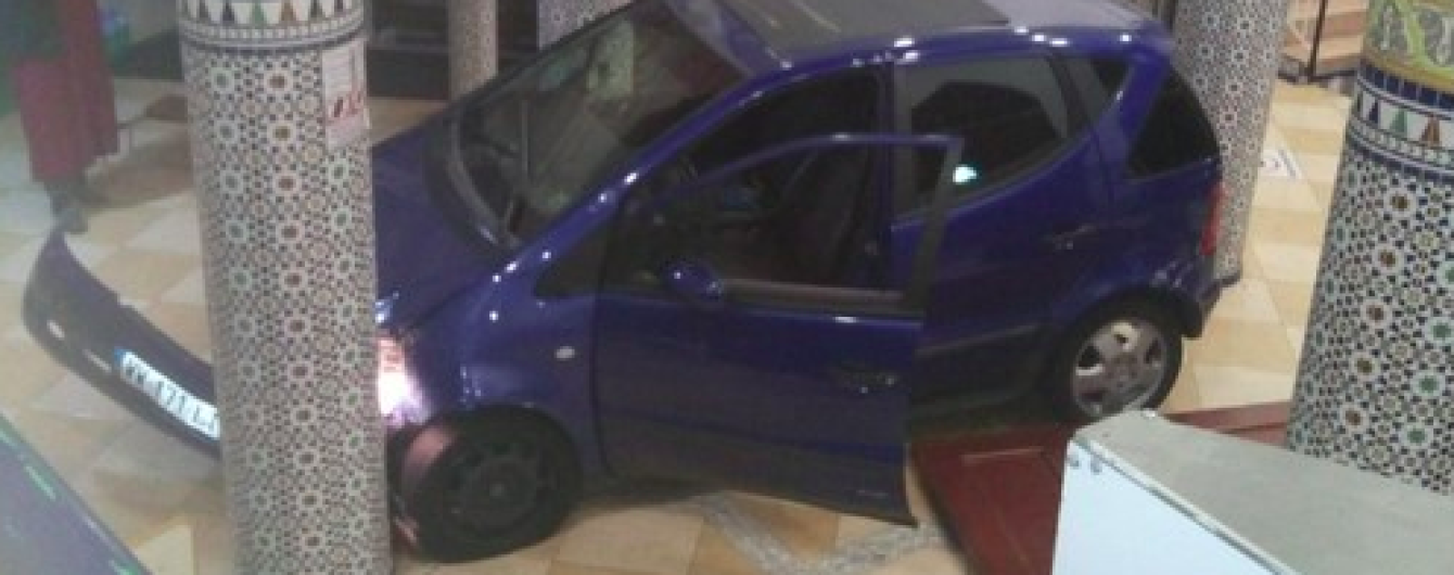 У Франції авто в’їхало в мечеть