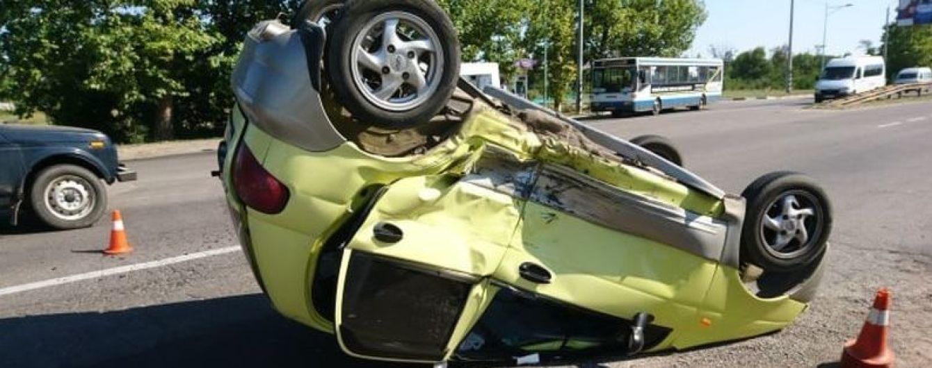 У Миколаєві Chevrolet вибив на зустрічну смугу й перекинув Matiz, постраждали діти