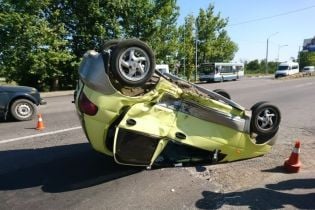 У Миколаєві Chevrolet вибив на зустрічну смугу й перекинув Matiz, постраждали діти