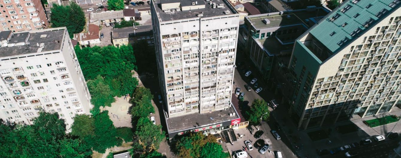 У Києві жінка випала з багатоповерхівки, розбившись на смерть об дах ресторану
