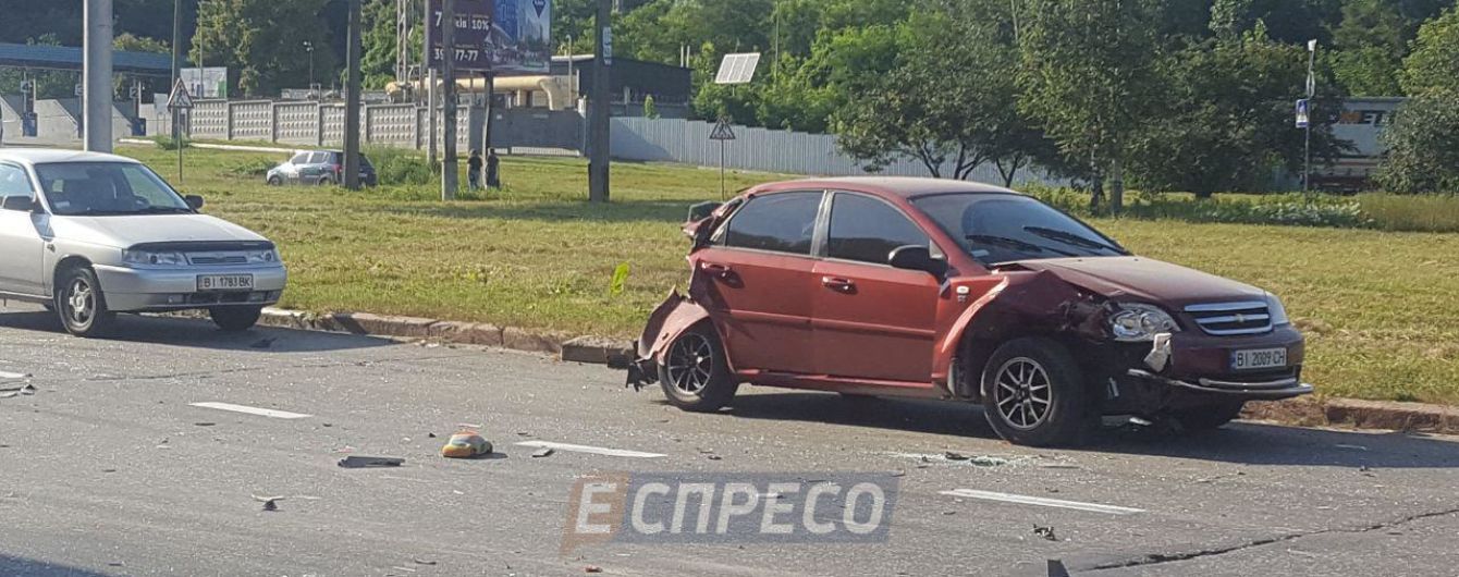Унаслідок масштабної аварії у Києві дивом не постраждали діти, які саме гралися на вулиці