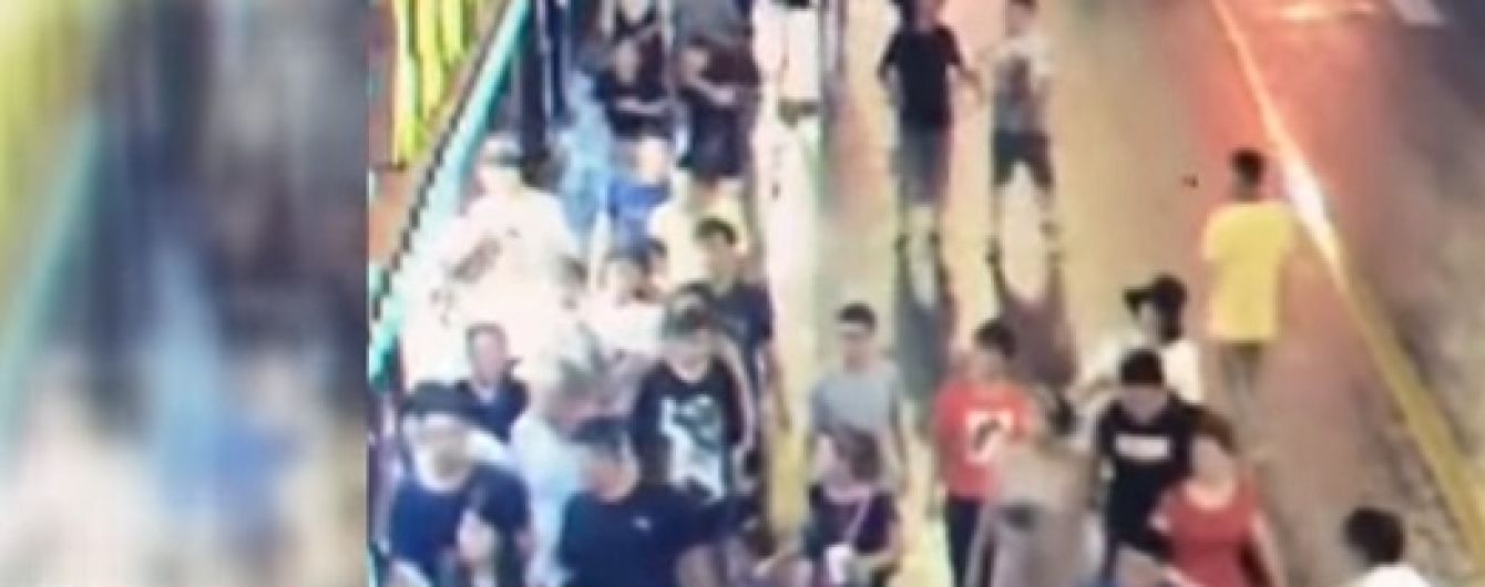 В Китае огромная вывеска магазина убил трех прохожих