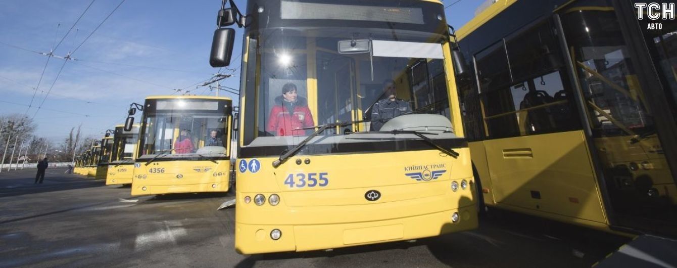У Києві у потрійній аварії зіткнулись маршрутка і тролейбус. Відео