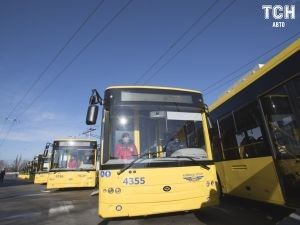 У Києві у потрійній аварії зіткнулись маршрутка і тролейбус. Відео