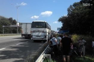 Близько півсотні пасажирів нелегального автобуса застрягли на шляху до Луганська через поломку