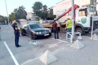 У Львові евакуювали елітний Bentley за хамське паркування