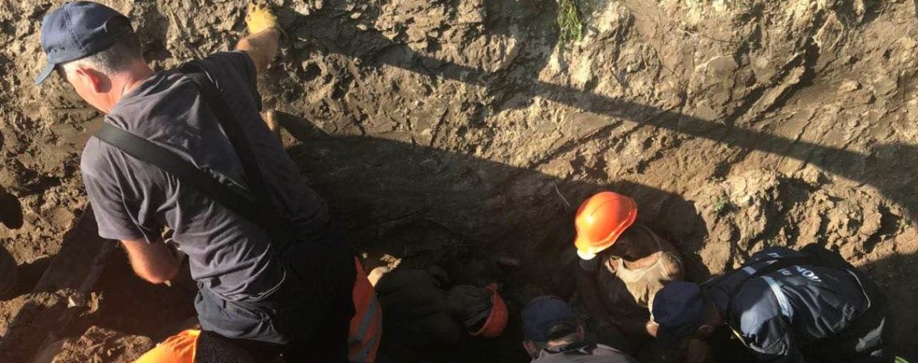 В Борисполе коммунальщиков засыпало землей, есть погибший