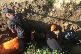 В Борисполе коммунальщиков засыпало землей, есть погибший