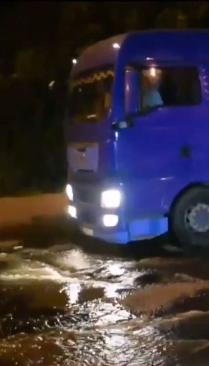 Фонтан зі стоків вирвався з-під люка колектора у Миколаєві
