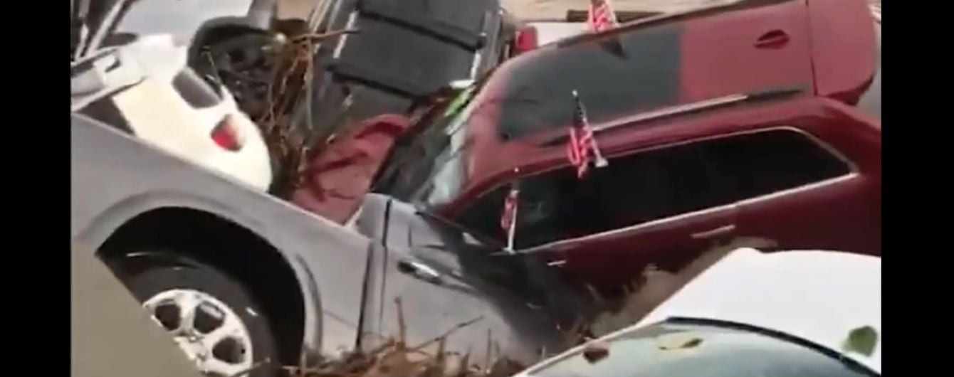 Нещадний потоп в США викрав з десяток нових Dodge