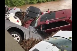 Беспощадный потоп в США угнал с десяток новых Dodge