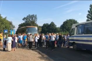 Люди перекрили дорогу Івано-Франківськ-Львів, вимагаючи її ремонту