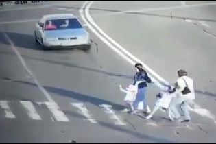 Прокуратура объявила подозрение водителю Audi, который сбил семью на переходе и скрылся
